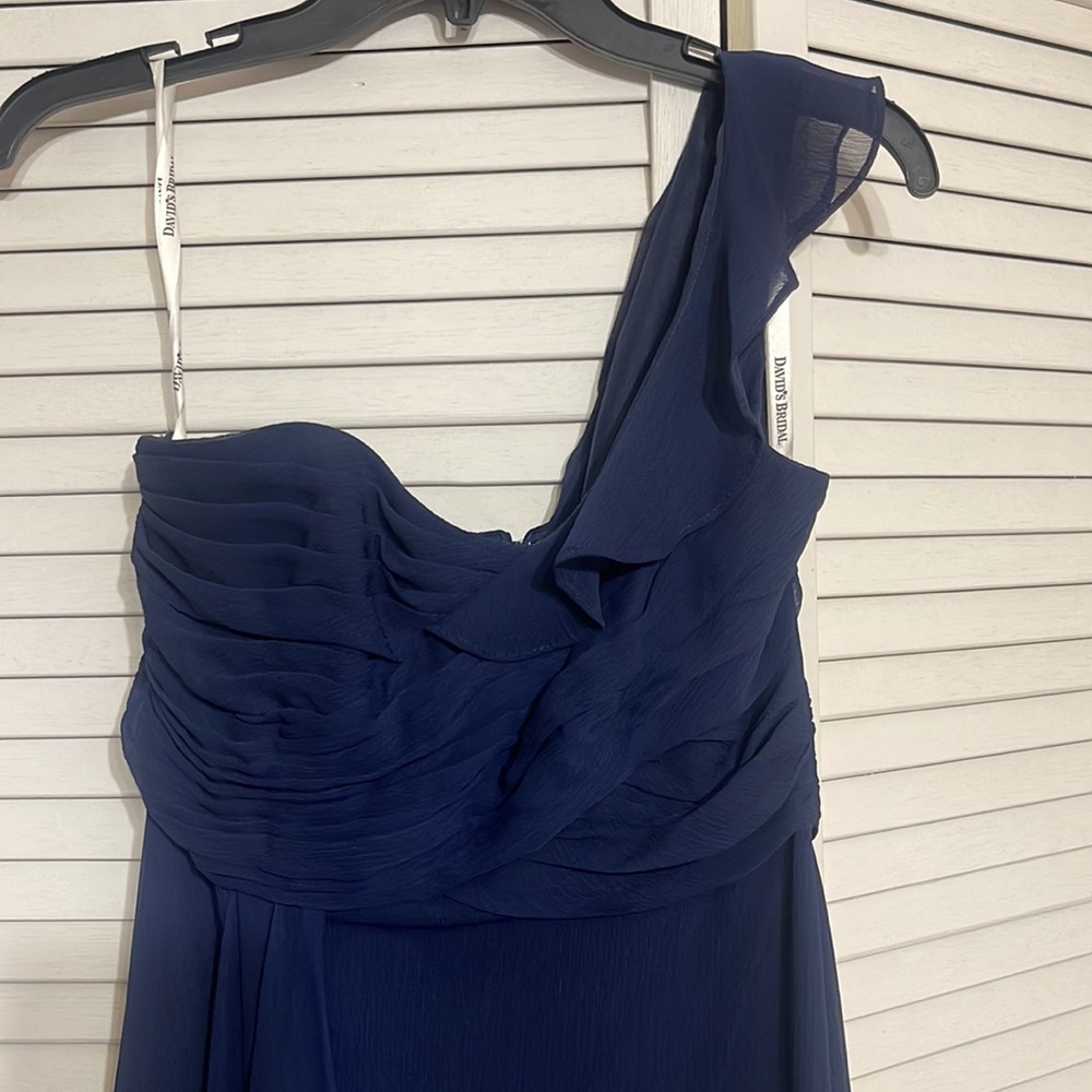 Beautiful navy blue one shoulder strap evening dress w slit on right leg.